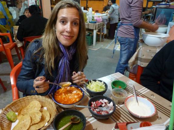 A Valéria se refstelando com comida típica mexicana na cidade de Amecameca, na região central do país